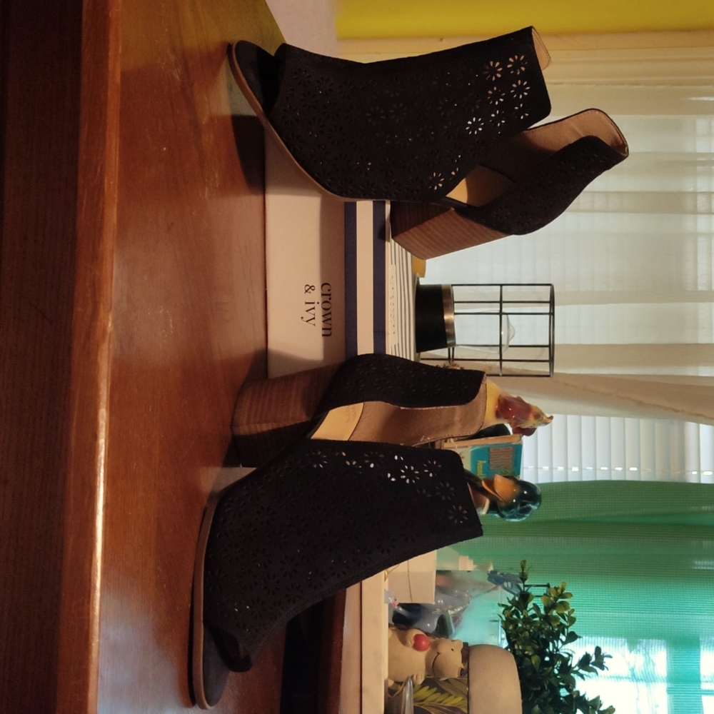 Black elegant crown & ivy highheels